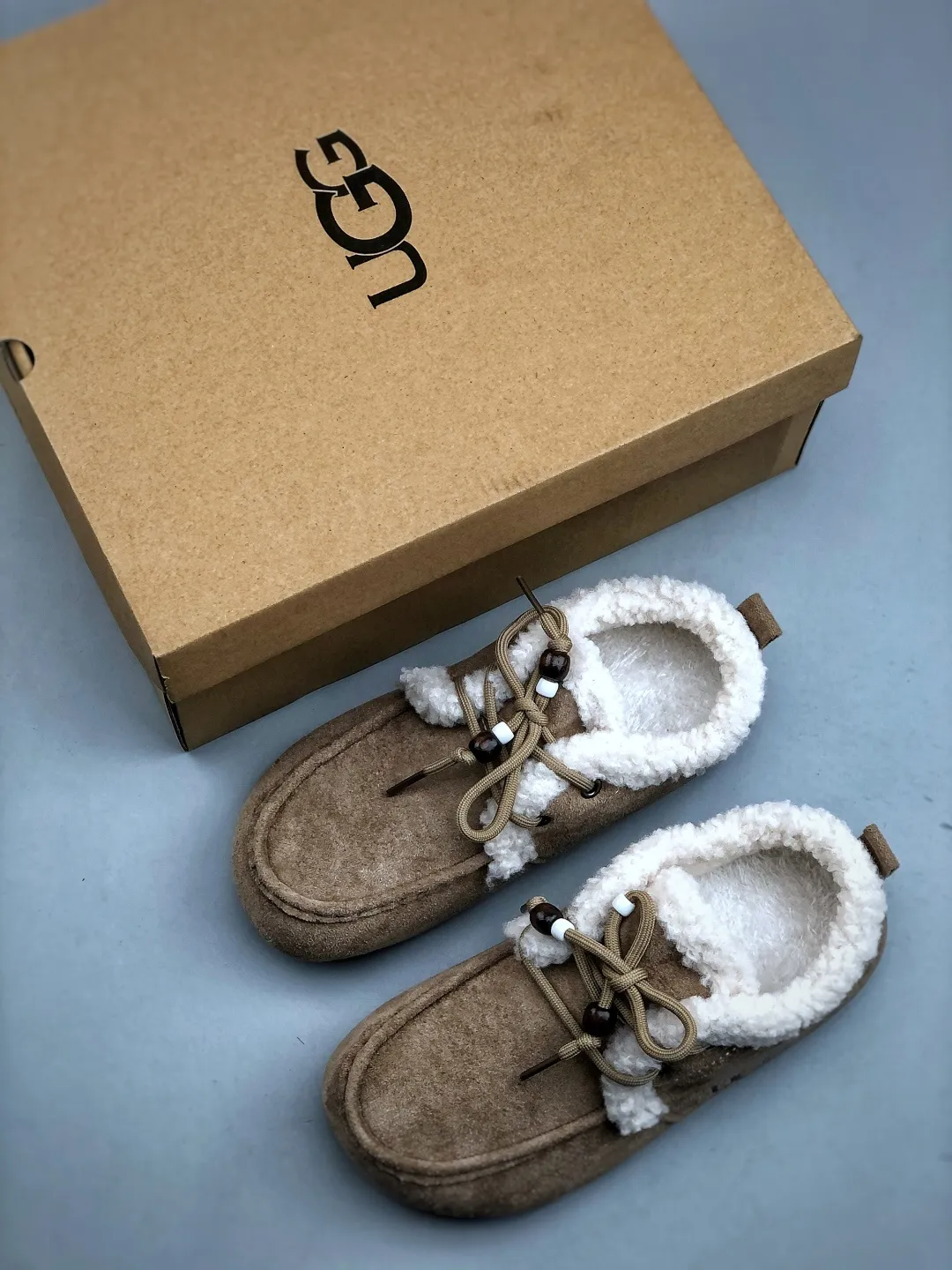 💰260 supports store Z UGG2025ss official website latest hanni thick sole, I love it so much, and it is very light and easy to wear. When paired with socks, it has a super sweet girly feel. Dopamine color, full of vitality, really super girl ~ fall in love at a glance, original upper material, original outsole, soft and comfortable on the feet, versatile, long legs in seconds, a must-have summer item Code number: 35-40